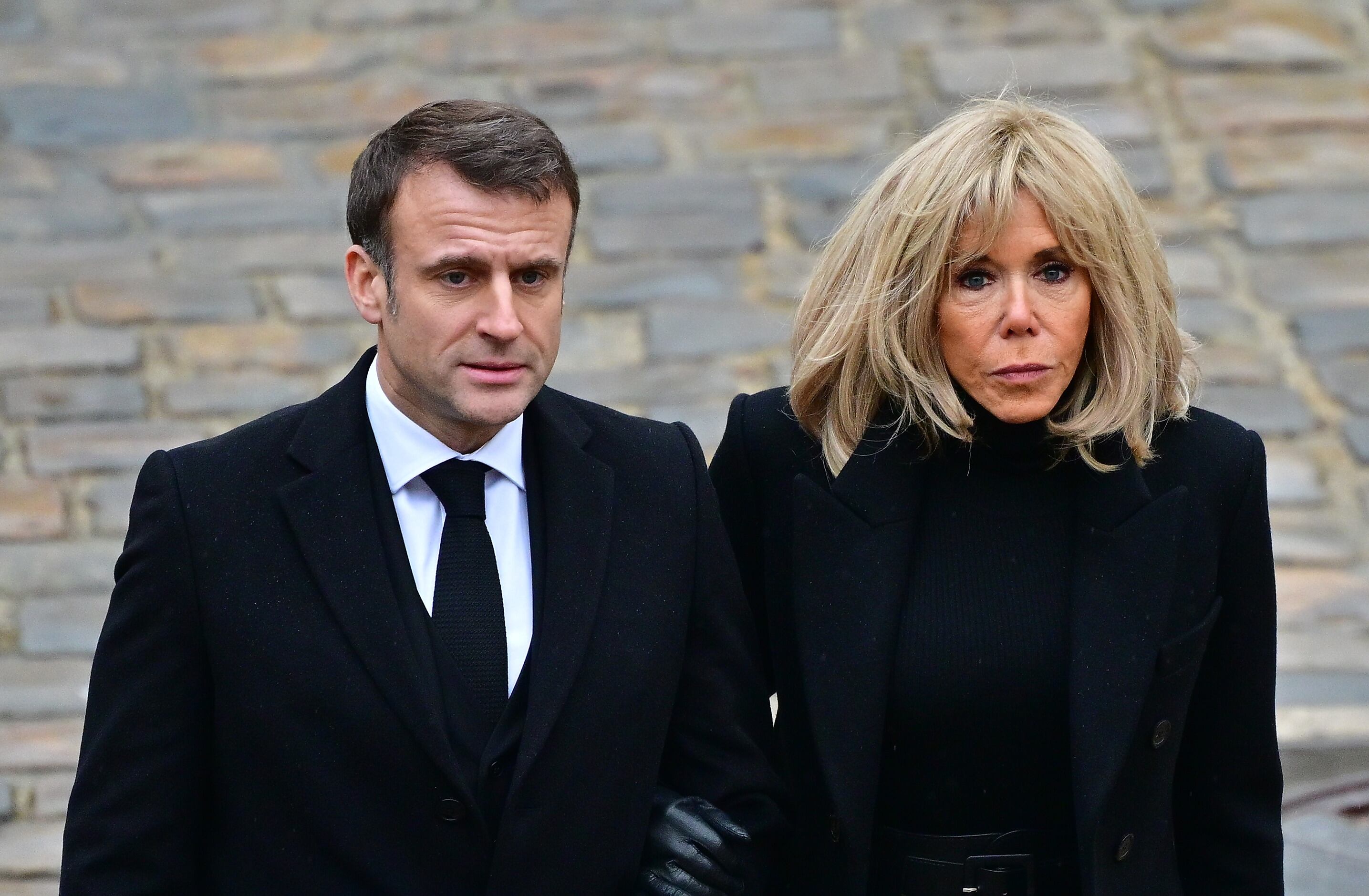 El presidente francés, Emmanuel Macron, y su esposa, Brigitte Macron, salen de una ceremonia de homenaje a las víctimas francesas del ataque de Hamás contra Israel el 7 de octubre, en el complejo conmemorativo de los Inválidos en París, el 7 de febrero de 2024.