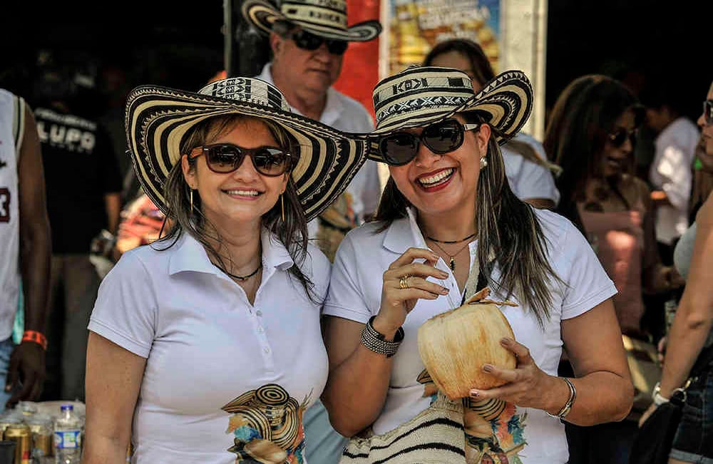 Dos mujeres sonríen el jueves 27 de abril de 2017, en la Plaza Alfonso López, en Valledupar durante el  quincuagésimo festival de la Leyenda Vallenata.  Foto: Carlos Julio Martínez/ Enviado Especial de Semana