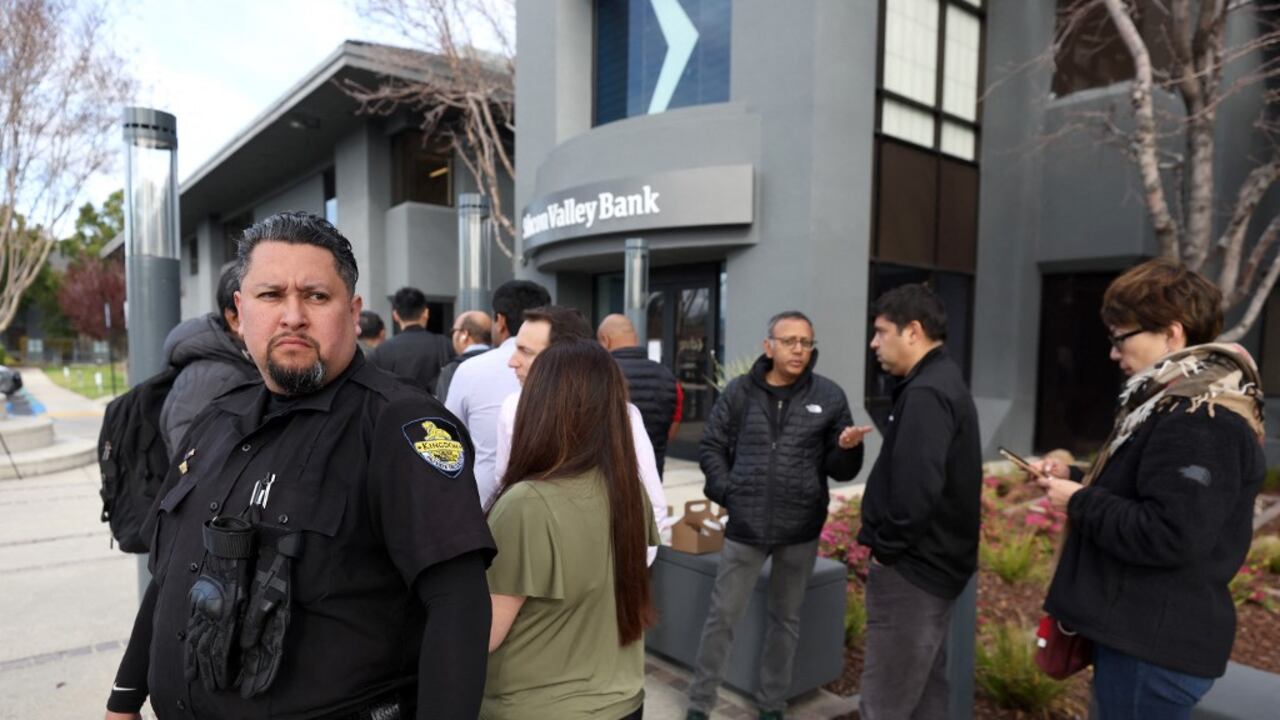 Un guardia de seguridad monitorea una fila de personas afuera de una oficina de Silicon Valley Bank el 13 de marzo de 2023 en Santa Clara, California (Foto de JUSTIN SULLIVAN/GETTY IMAGES NORTH AMERICA/Getty Images vía AFP)
