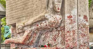 La tumba de Oscar Wilde en el cementerio Père-Lachaise de París. Es costumbre que los visitantes le dejen un beso, pero el desgaste de la piedra fue tal que en la actualidad se encuentra detrás de una barrera de plástico.