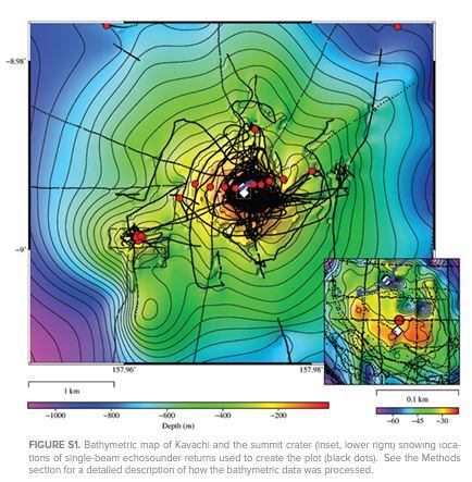 Mapa batimétrico de Kavachi y el cráter de la cumbre (recuadro, abajo a la derecha) que muestra las ubicaciones de los retornos de ecosonda de haz único utilizados para crear el gráfico (puntos negros). Consulte la sección Métodos para obtener una descripción detallada de cómo se procesaron los datos batimétricos.