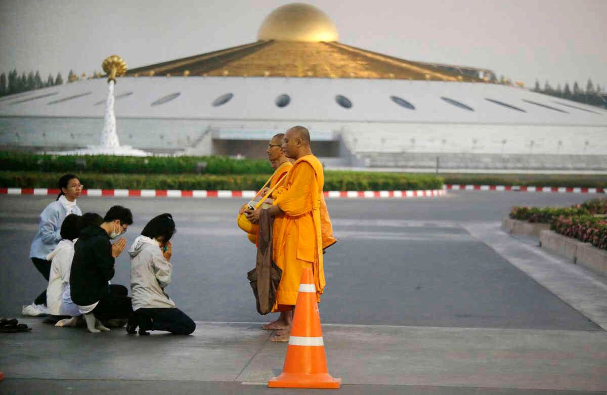 Los budistas oran a los monjes dentro de los terrenos del templo de Wat Dhammakaya en la provincia de Pathum Thani, Tailandia, el jueves 16 de febrero de 2017. (AP foto / Sakchai Lalit)