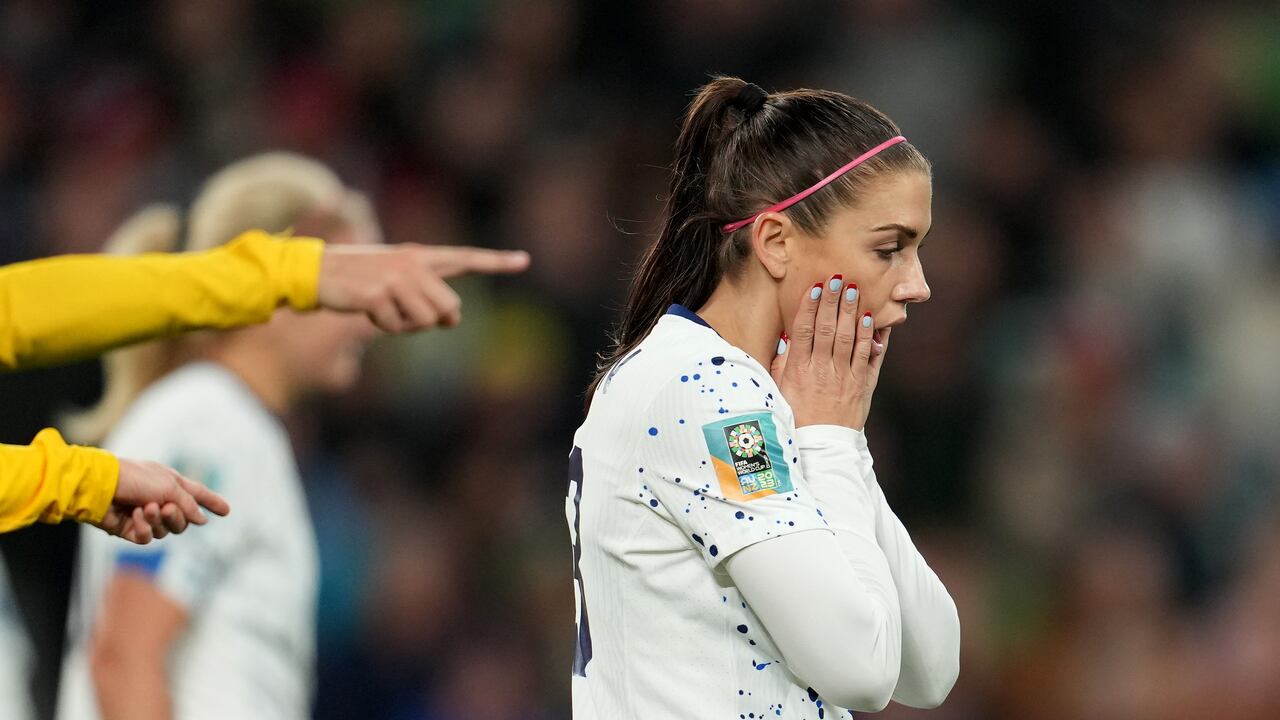 Alex Morgan #13 de Estados Unidos reacciona durante el primer tiempo del partido de octavos de final de la Copa Mundial Femenina de la FIFA Australia & Nueva Zelanda 2023 entre Suecia y Estados Unidos en el Estadio Rectangular de Melbourne el 06 de agosto de 2023 en Melbourne, Australia.