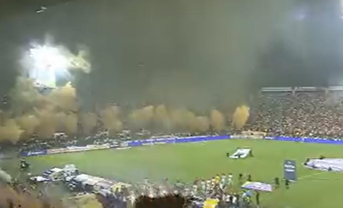 Recibimiento apoteósico de la hinchada del Tolima a su equipo en la final con Cali.