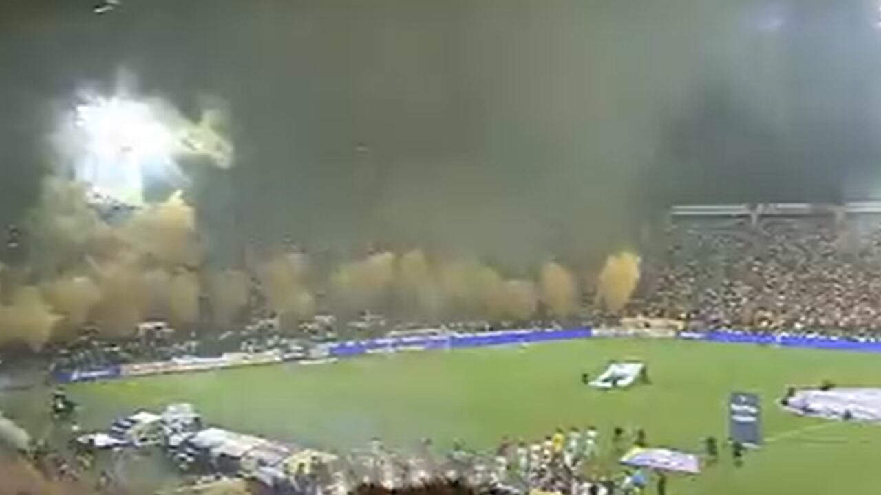 Recibimiento apoteósico de la hinchada del Tolima a su equipo, en la final contra el Deportivo Cali.