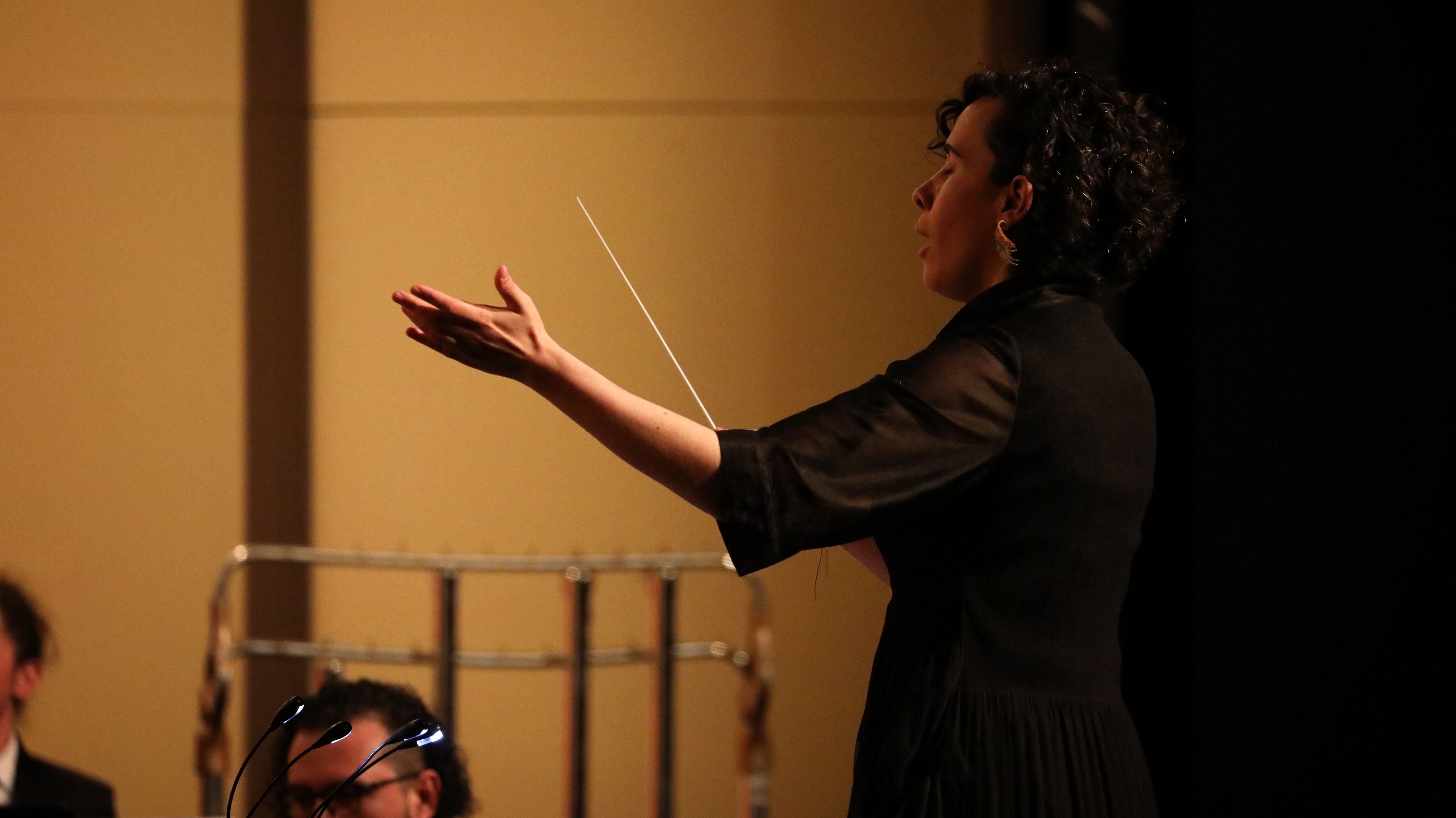 Bajo la batuta de la maestra María José Villamil, más de 80 artistas de la Fundación Orquesta Sinfónica de Bogotá FOSBO darán vida a esta icónica composición.