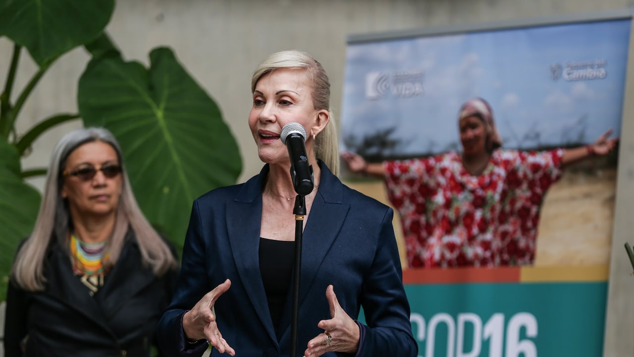 Bogotá. Febrero 22 de 2024. La ministra de Ambiente, Susana Muhamad junto a la gobernadora del Valle, Dilian Francisca Toro y el alcalde de Cali, Alejandro Éder, participaron del primer comité directivo de la COP16, donde se revisaron los primeros compromisos para la organización del evento en la ciudad de Cali. (Colprensa - John Paz)