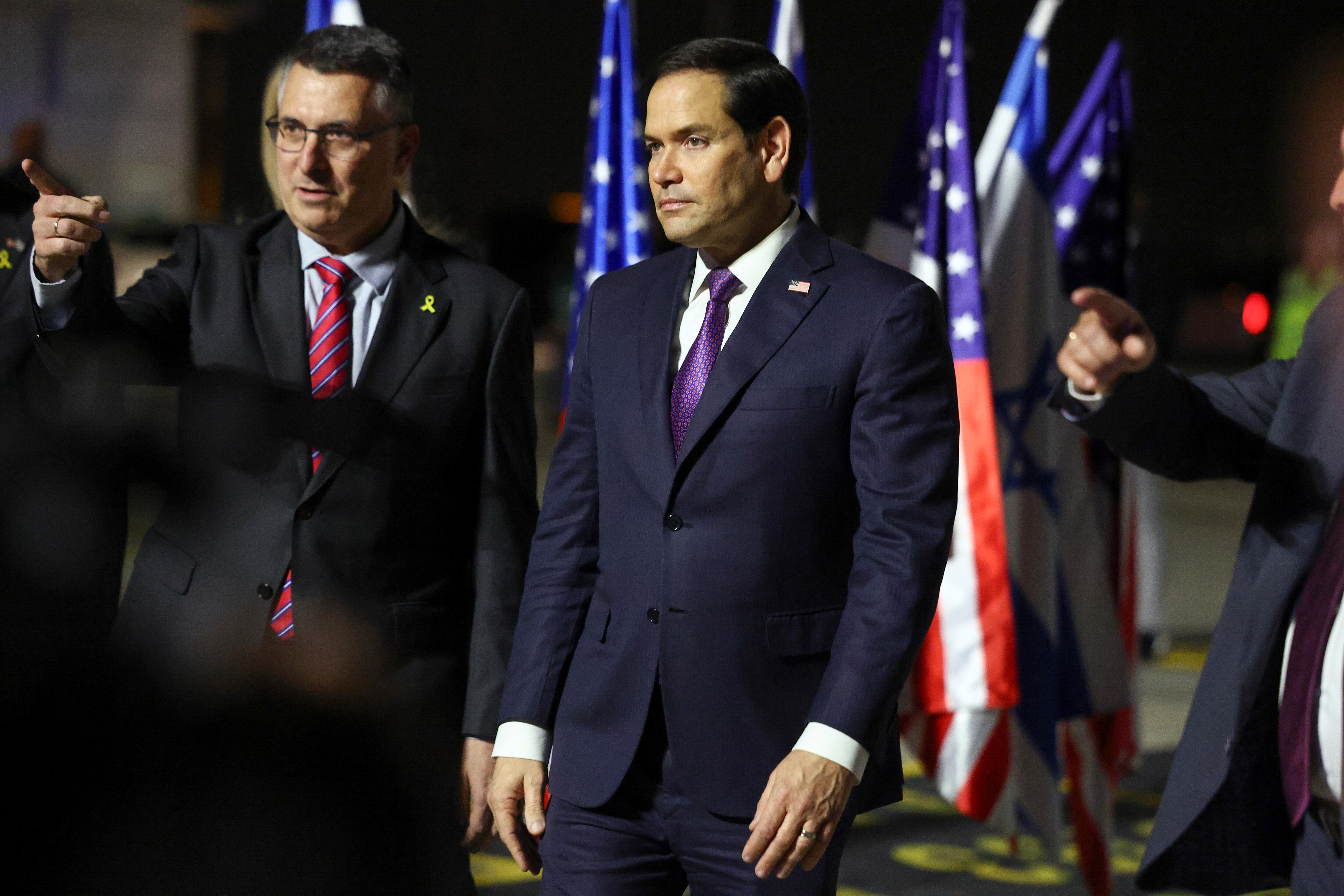 El ministro israelí de Exteriores, Gideon Sa'ar, recibe al secretario de Estado de Estados Unidos, Marco Rubio, a su llegada a Israel, en la primera etapa de su gira por Oriente Medio en Tel Aviv, Israel, el sábado 15 de febrero de 2025. (Evelyn Hockstein/Pool Foto via AP)