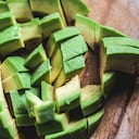 El aguacate es buena fuente de grasas saludables.