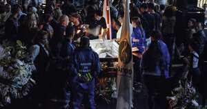 Al coliseo de voleibol Yesid Santos llegaron miles de personas para despedir a Darío Gómez. Familiares y artistas también lo acompañaron.