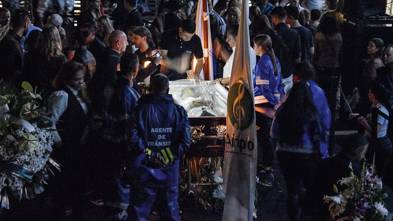 Al coliseo de voleibol Yesid Santos llegaron miles de personas para despedir a Darío Gómez. Familiares y artistas también lo acompañaron.