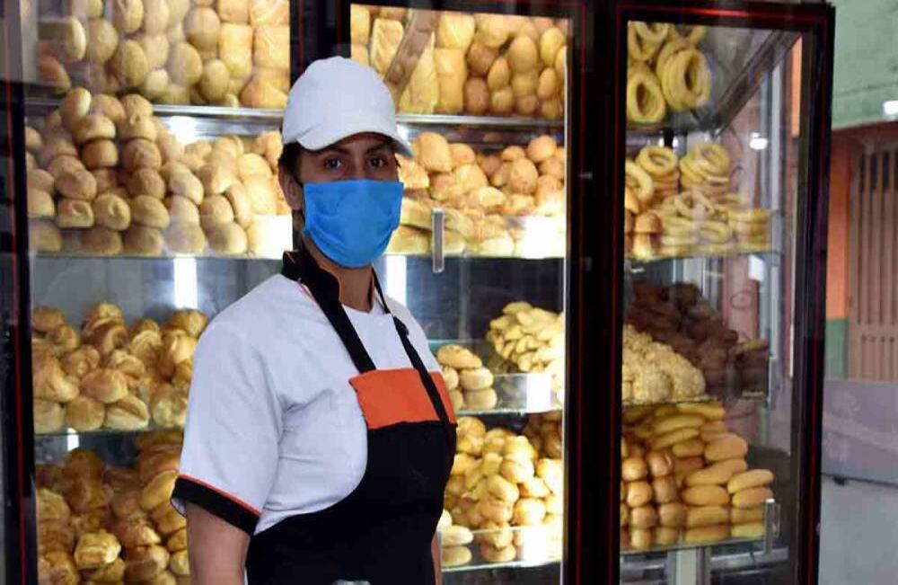 Kemberly Castillo trabaja en la panadería San Mateo en el barrio la Perla. Vende los productos bajo estrictas medidas de higiene, es venezolana y responde por su mamá, hijo y sobrino. Foto: Alexandra Ruiz / SEMANA.