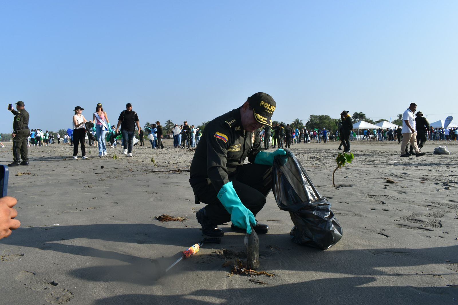 El general William Salamanca despachó desde Cartagena y escucho a la comunidad durante un recorrido por el centro histórico de la ciudad.