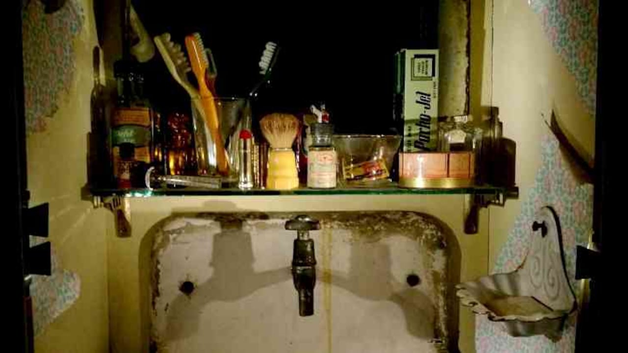 En una casa turca transformada en un museo, una colección de objetos remite a una novela. Para Orhan Pamuk, autor de El Museo de la Inocencia, en vez de museos faraónicos las personas deberían recibir ayudas que les permitan convertir sus casas en historias y espacios de exhibición. Foto: Nicolás Rodríguez