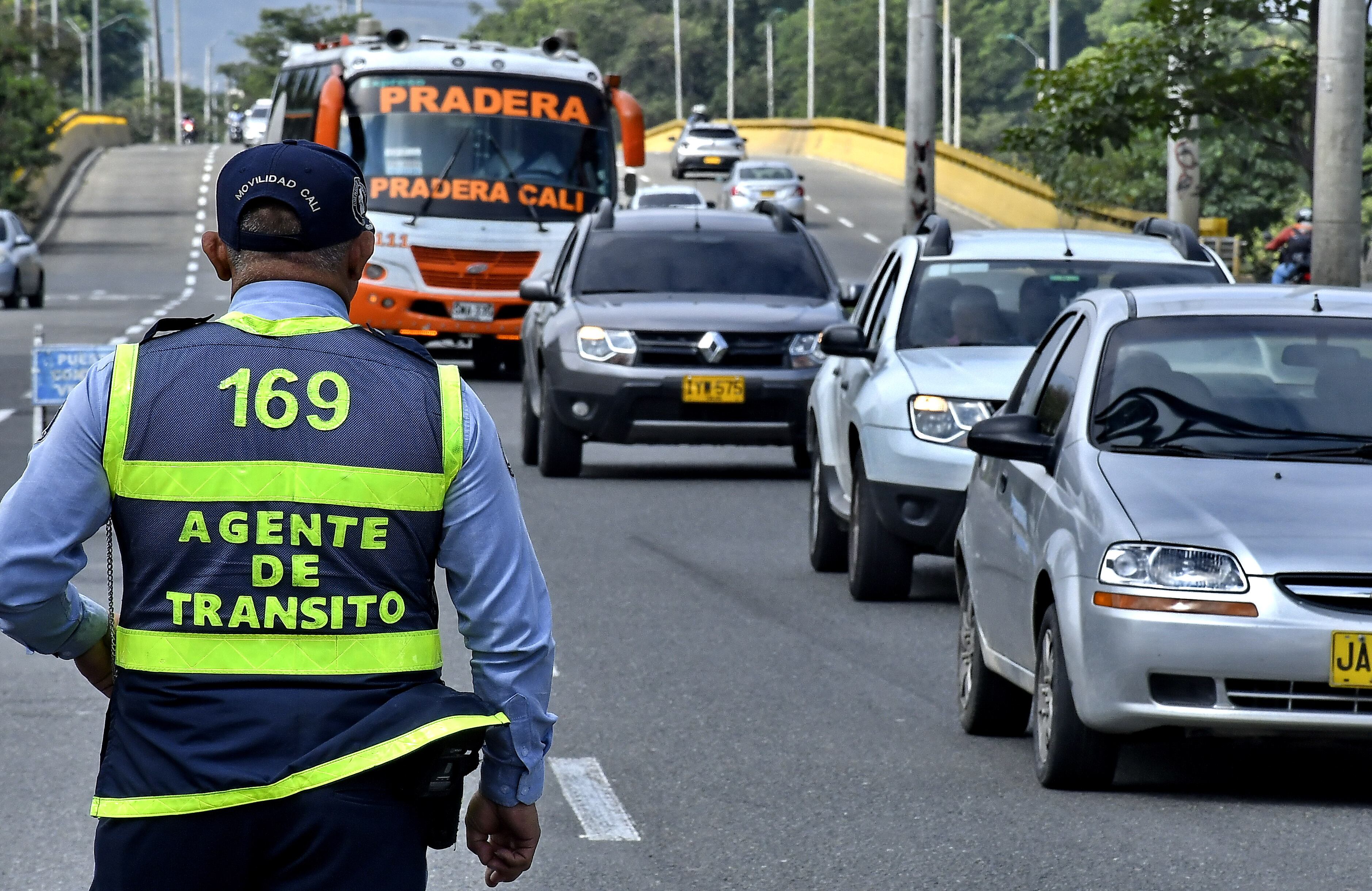 Las principales vías de ingreso y salida de Cali se encuentran totalmente monitoreadas por los agentes de tránsito de la ciudad, que establecieron puestos de control e hicieron un llamado a la precaución a la hora de conducir. La falta de documentación, el exceso de velocidad y el no uso del cinturón de seguridad son las principales causas de multas y llamados de atención. Fotos Raúl Palacios / El País.
