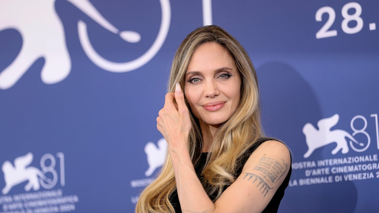 Angelina Jolie posa para los fotógrafos en la sesión fotográfica de la película 'María' durante la 81ª edición del Festival de Cine de Venecia en Venecia, Italia, el jueves 29 de agosto de 2024. (Photo Vianney Le Caer/Invision/AP)