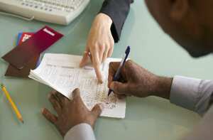 Se vuelve más visible la letra menuda. Quien haga un contrato debe informar suficiente, anticipada, expresa y claramente e imprimir en caracteres legibles a simple vista las dichosas “aplicación restricciones”, que terminan por afectar a los clientes.