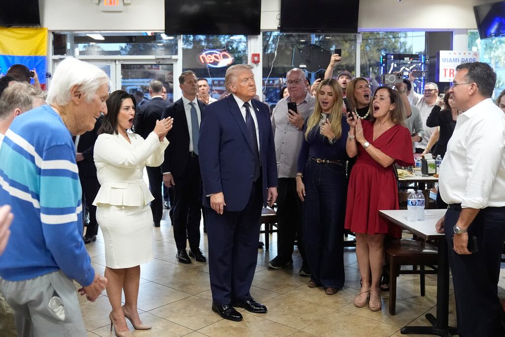 El presidente Donald Trump habla durante su visita al restaurante venezolano El Arepazo, el lunes 9 de marzo de 2026, en Doral, Florida. (Foto AP/Mark Schiefelbein)
