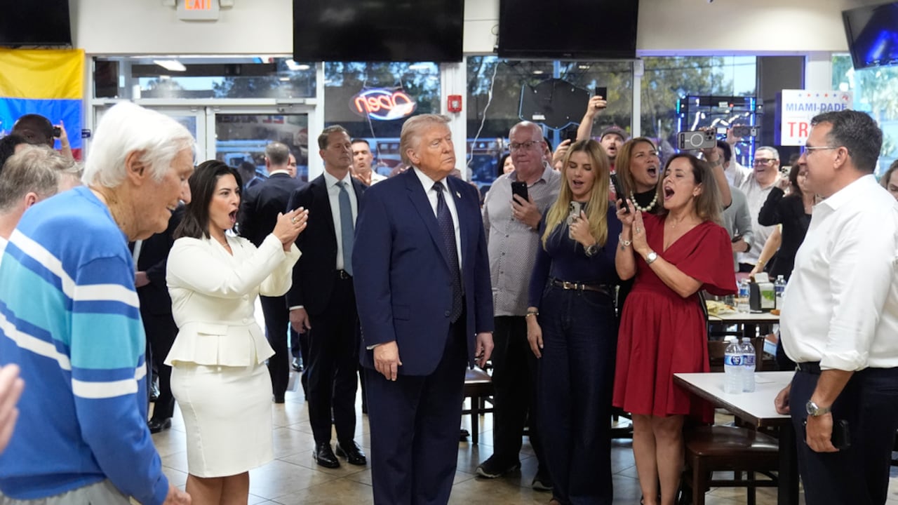 El presidente Donald Trump habla durante su visita al restaurante venezolano El Arepazo, el lunes 9 de marzo de 2026, en Doral, Florida. (Foto AP/Mark Schiefelbein)