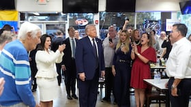 El presidente Donald Trump habla durante su visita al restaurante venezolano El Arepazo, el lunes 9 de marzo de 2026, en Doral, Florida. (Foto AP/Mark Schiefelbein)