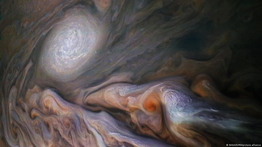 La NASA difundió nuevas vistas del planeta tras una maniobra clave de la misión Juno.