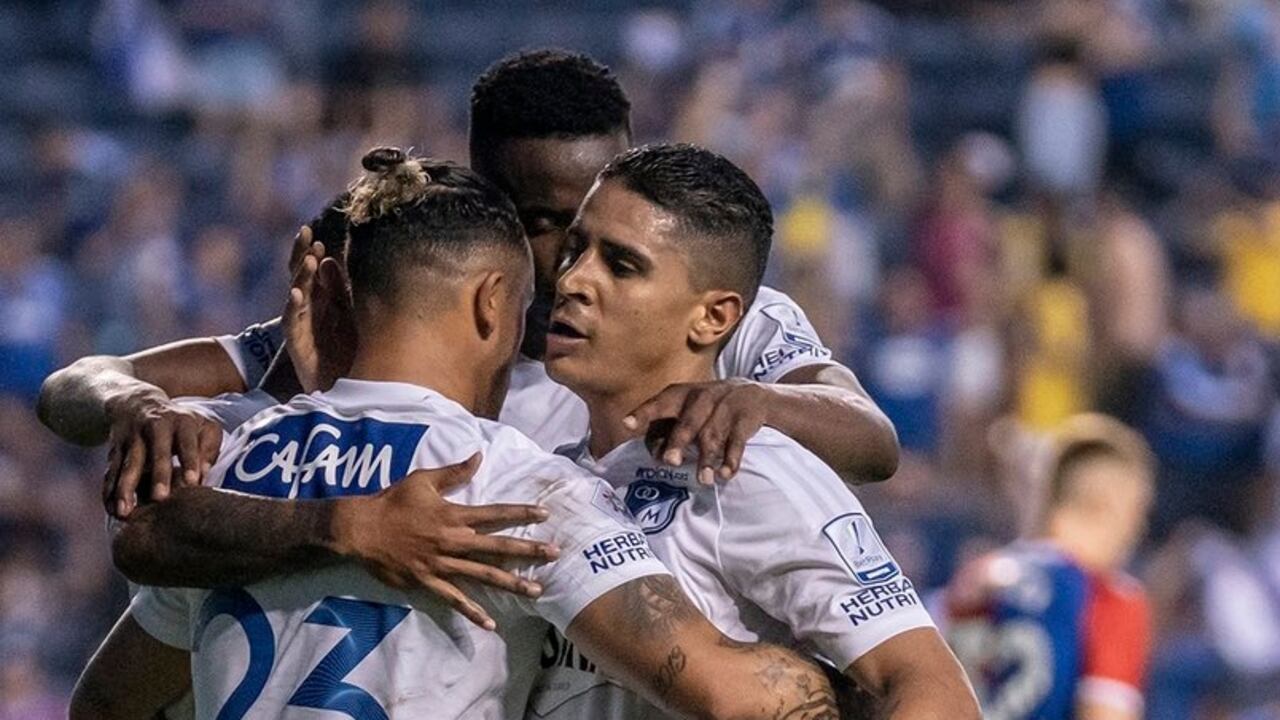 Jugadores de Millonarios celebran tras el gol de Castro al Palace