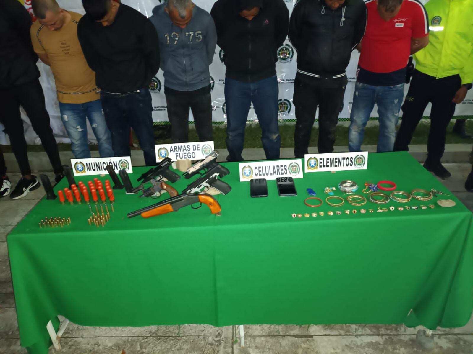 Nueve sujetos fueron capturados en zona rural de Palmira por robo de treinta joyas de oro y carros de alta gama. (Foto cortesía Ejército)