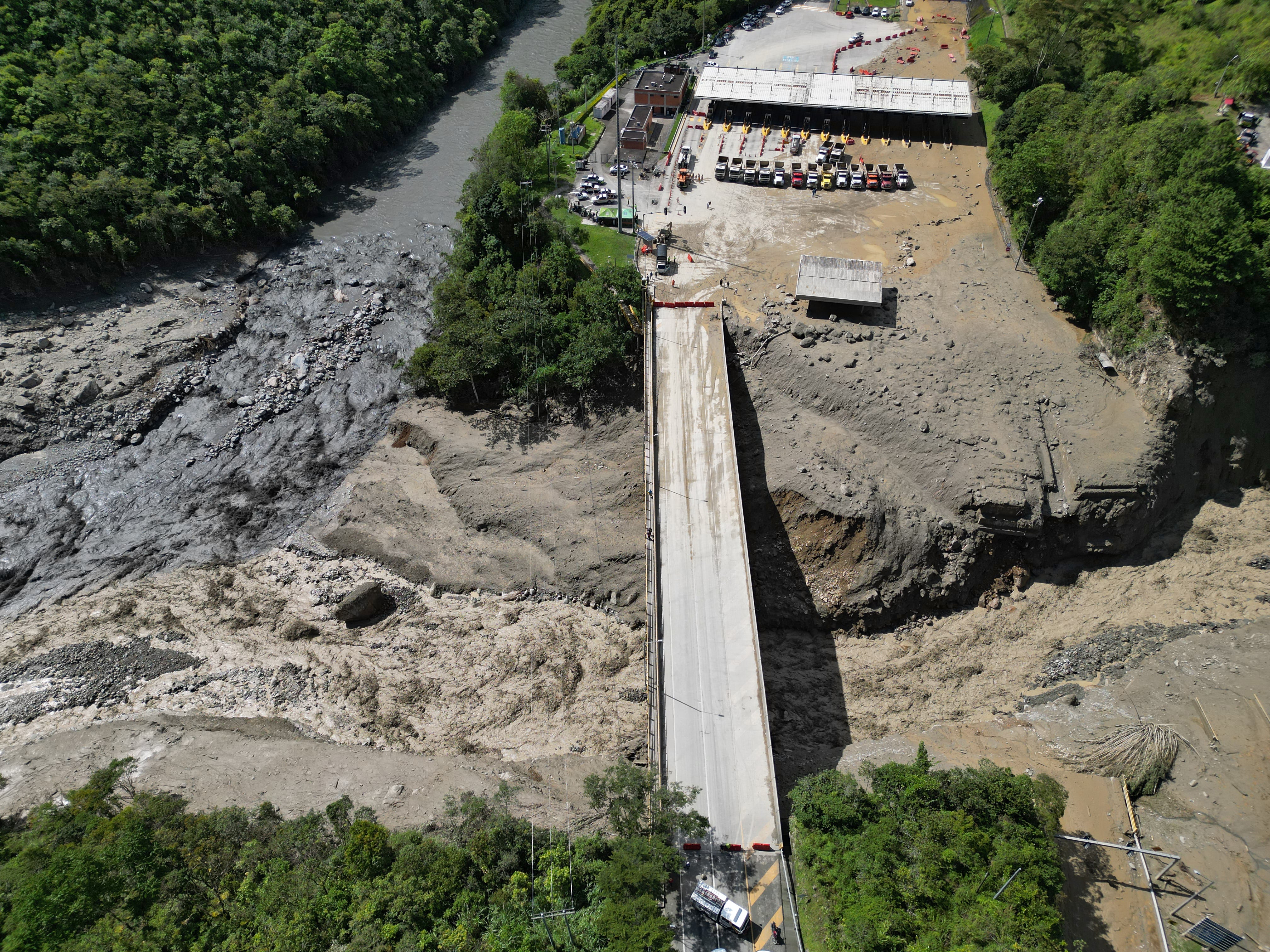 Evacúan a comunidades por aumento en niveles de ríos aledaños al municipio de Quetame el río Negro en el sector de Puente Quetame y el río Contador
 Vía al Llano Cundinamarca
Julio 18 del 2023
Foto Guillermo Torres Reina / Semana