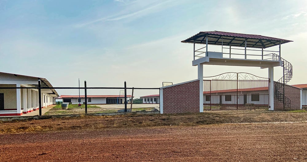 Esta es una de las obras inauguradas por las disidencias de las Farc en el Cauca. La comunidad dice que estos grupos criminales los obligan a trabajar, incluso los secuestran para cumplir con cuotas de trabajo. 