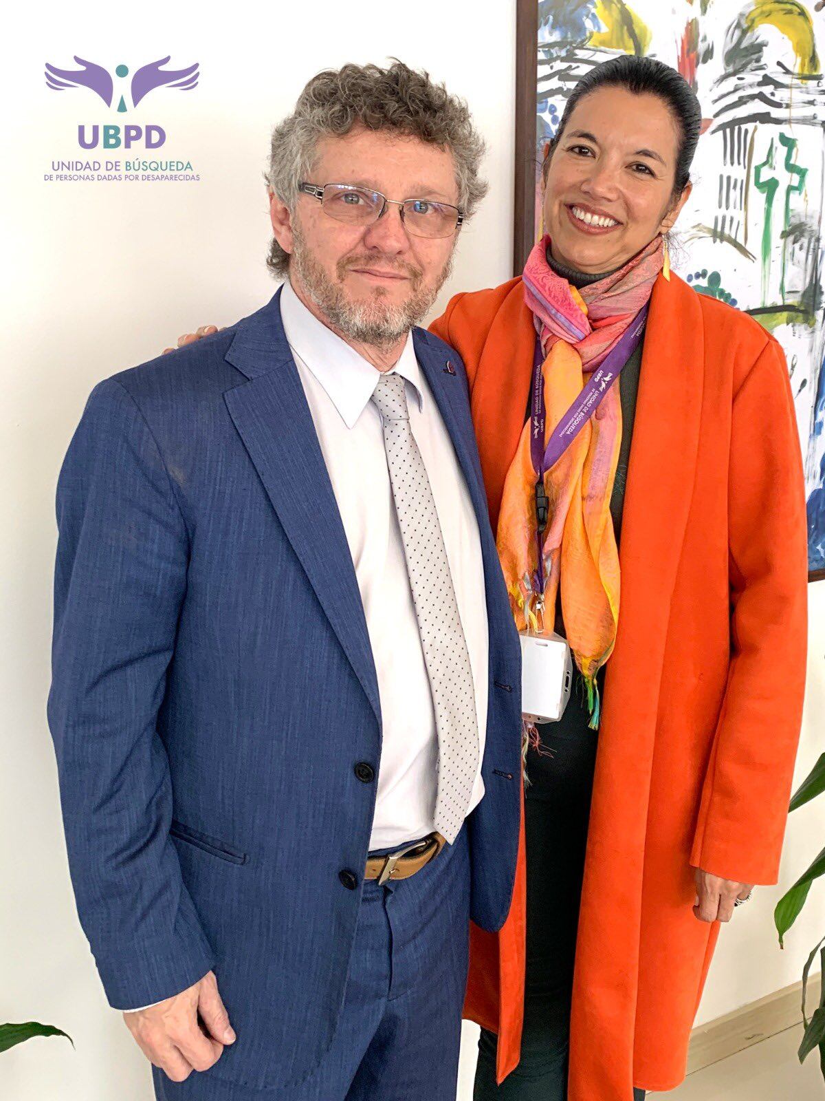 Fabian Salvioli junto a la directora de la Unidad de Búsqueda de Personas Desaparecidas.