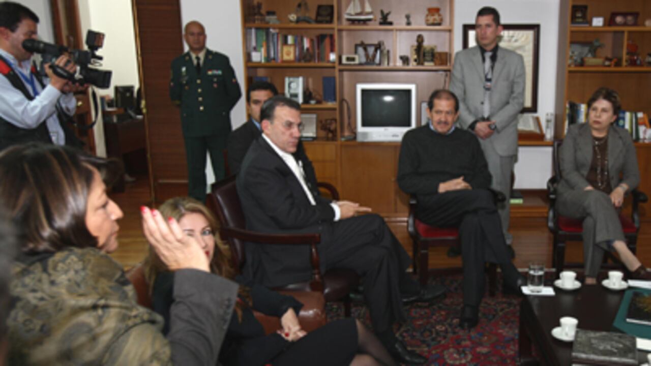 El vicepresidente Angelino Garzón acompañado de la comisión del Congreso el pasado 8 de agosto.