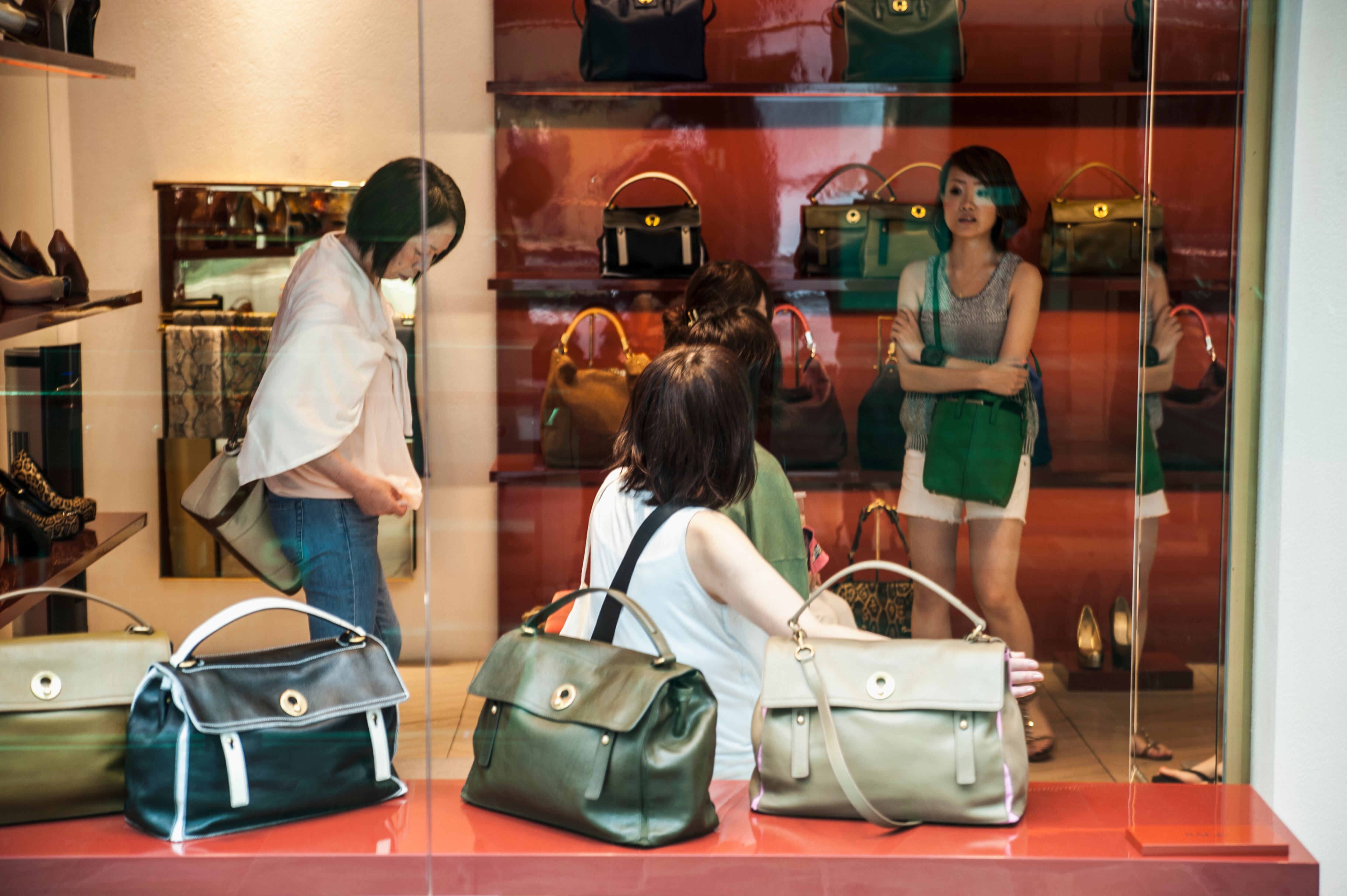 The Shoppes at Marina Bay Sands también cuenta con cerca de 1.000.000 de pies cuadrados (93.000 m2) de espacio comercial con más de 300 tiendas y puntos de venta de alimentos y bebidas, incluidos numerosos dúplex de lujo para boutiques como Ralph Lauren, Chanel, Cartier y Prada.