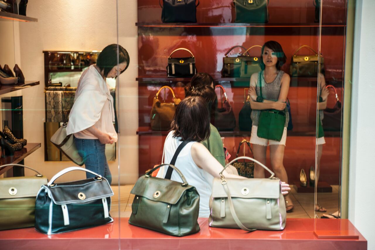 The Shoppes at Marina Bay Sands también cuenta con cerca de 1.000.000 de pies cuadrados (93.000 m2) de espacio comercial con más de 300 tiendas y puntos de venta de alimentos y bebidas, incluidos numerosos dúplex de lujo para boutiques como Ralph Lauren, Chanel, Cartier y Prada.