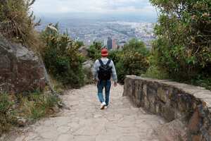 Hombre bajando las escaleras de Monserrate en Bogotá, Colombia.