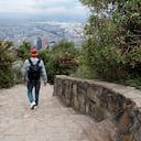 Hombre bajando las escaleras de Monserrate en Bogotá, Colombia.