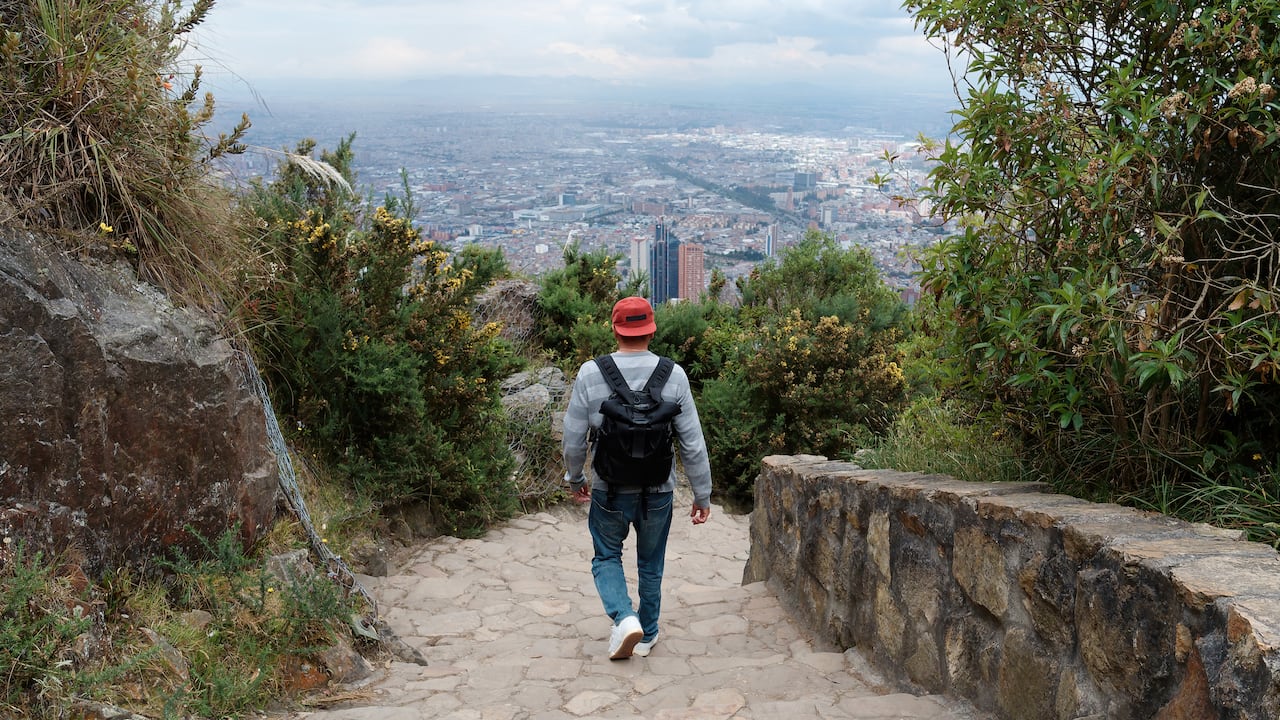 Hombre bajando las escaleras de Monserrate en Bogotá, Colombia.