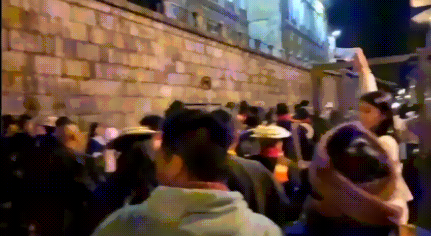 Indígenas que vinieron a la marcha de Petro están molestos con el Gobierno, tumbaron vallas para intentar llegar a la Casa de Nariño