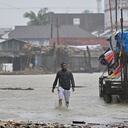 Un hombre camina por una carretera inundada durante la lluvia en Patuakhali el 27 de mayo de 2024, tras la llegada a tierra del ciclón Remal en Bangladesh.