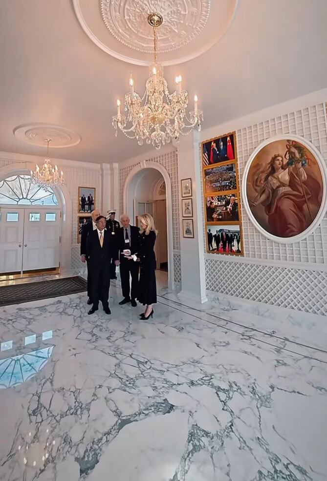 Gustavo Petro entrando a los salones de la Casa Blanca