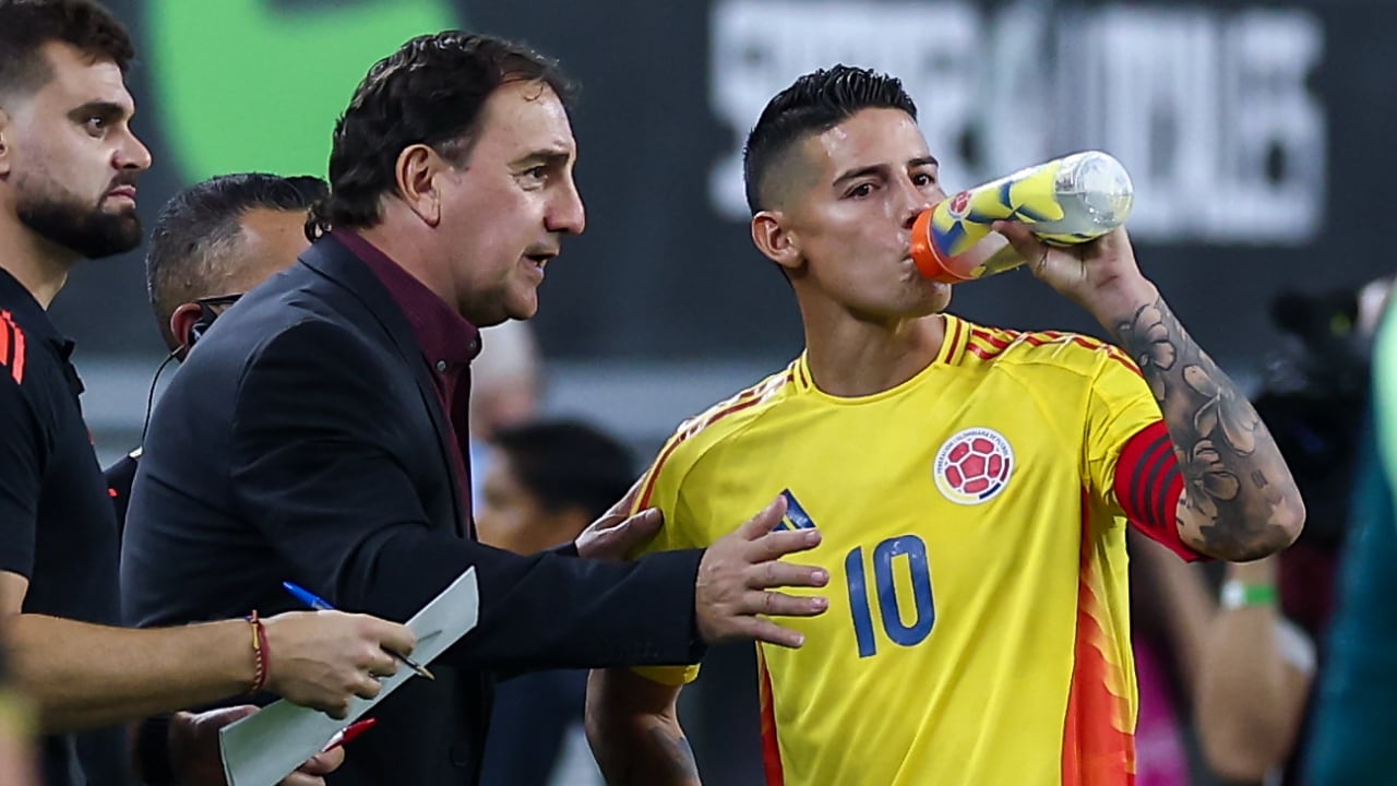 Néstor Lorenzo y James Rodríguez durante un amistoso de la Selección Colombia.