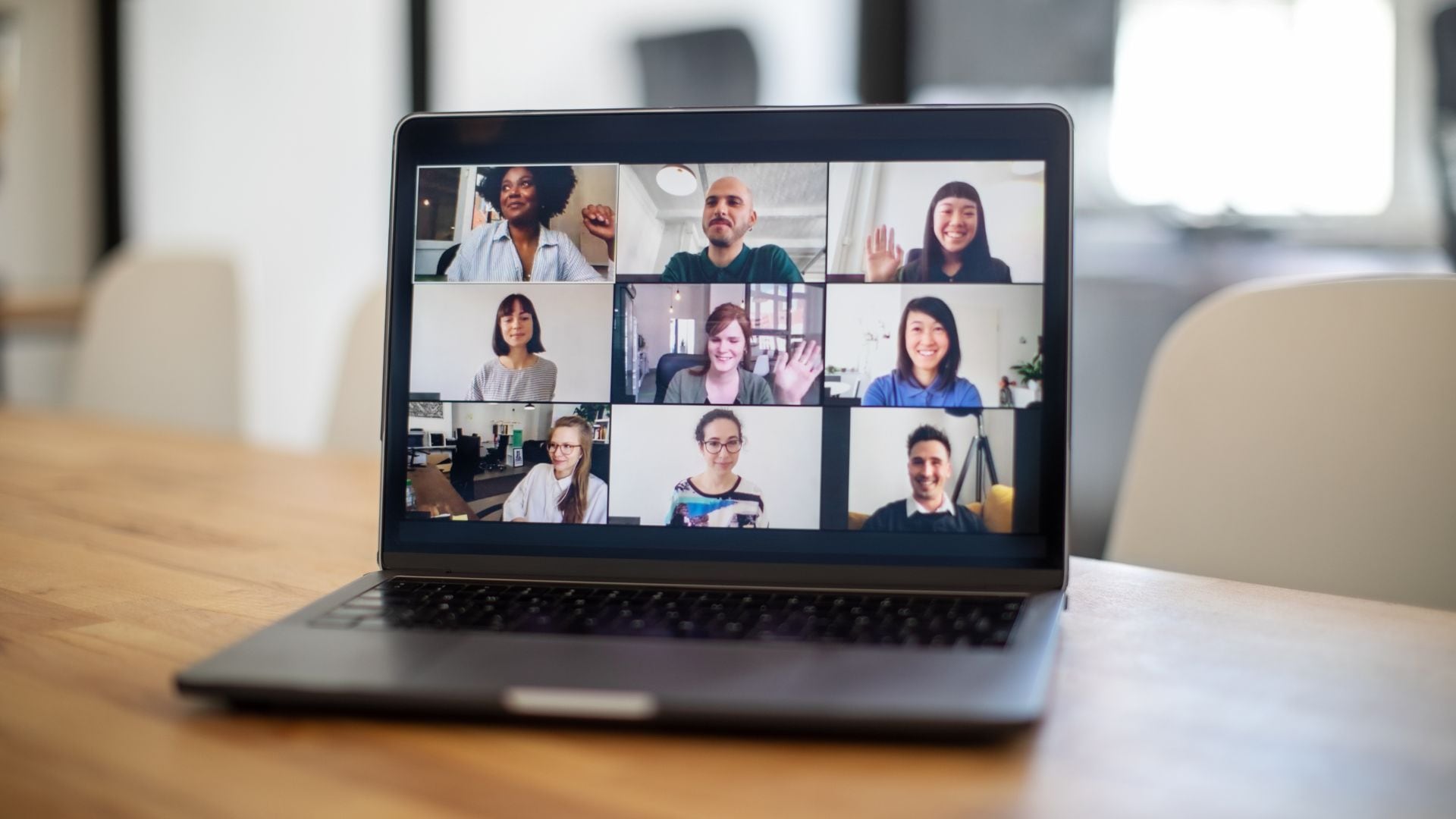 Los efectos negativos se extienden a ámbitos como la salud, el desarrollo profesional, la justicia y la vida social.