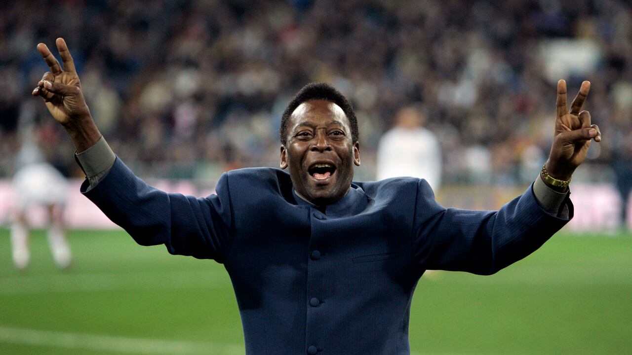 Pelé saluda al público antes de un partido de La Liga española en el Estadio Santiago Bernabéu de Madrid, el 16 de enero de 2005.
