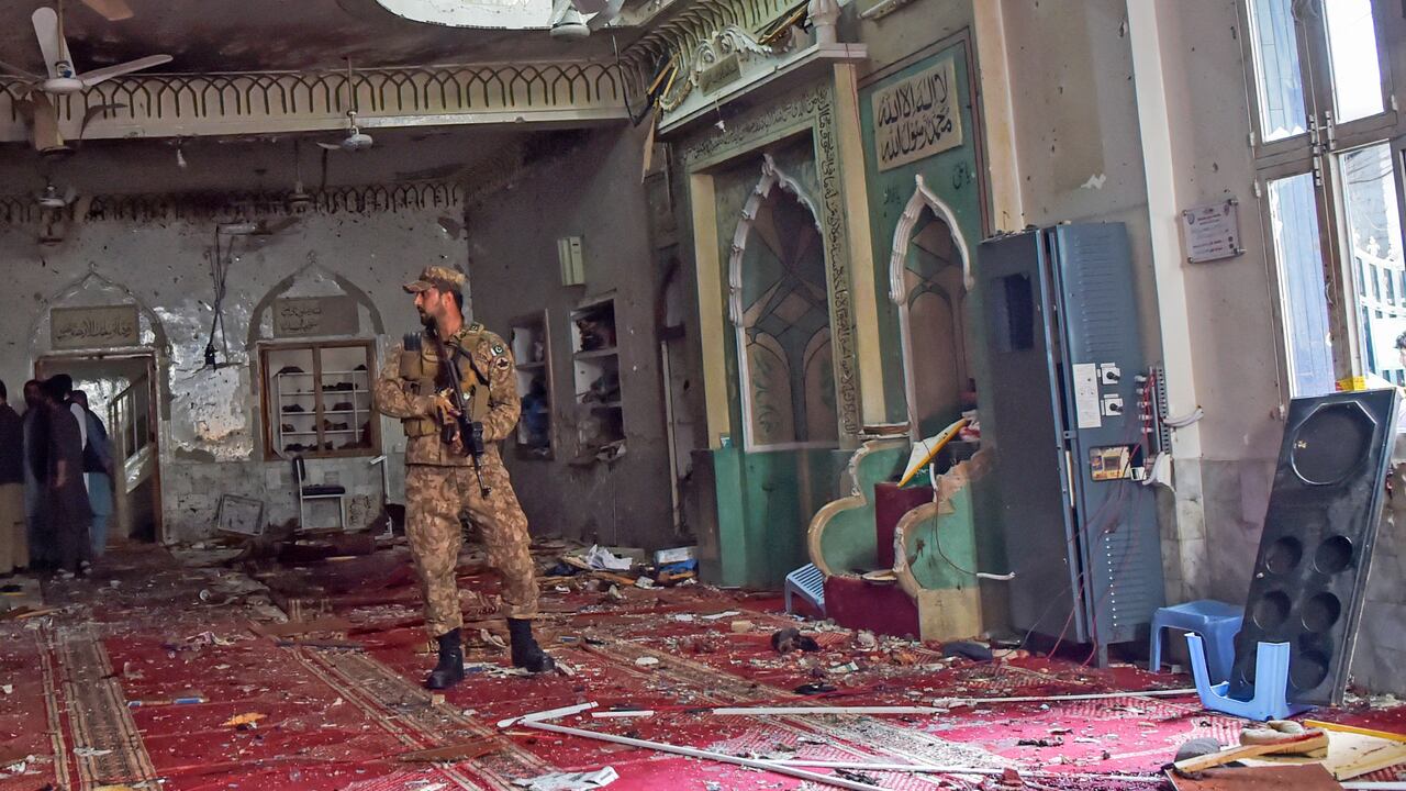 Un soldado hace guardia dentro de una mezquita después de la explosión de una bomba en Peshawar el 4 de marzo de 2022. - Al menos 30 personas murieron y 56 resultaron heridas en una gran explosión en una mezquita en la ciudad de Peshawar, en el noroeste de Pakistán, dijo un funcionario del hospital el marzo. 4. (Foto de Abdul MAJEED / AFP