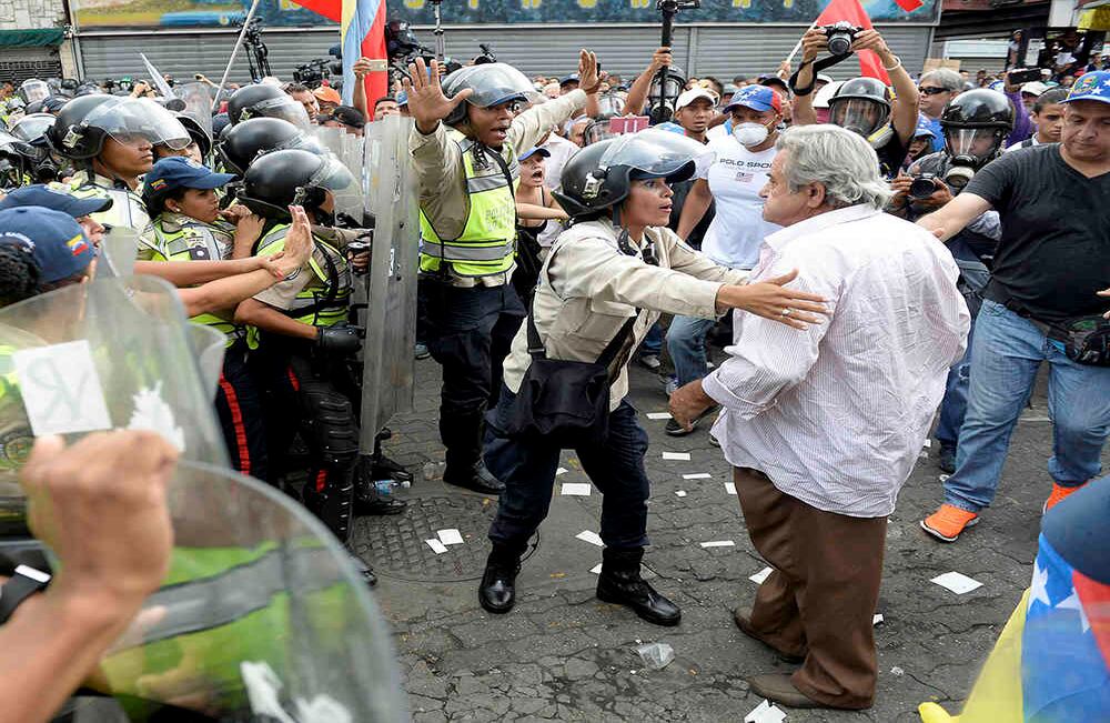 El 13 de mayo, centenares de jubilados salieron a protestar en la "Marcha de los Abuelos". La manifestación terminó disuelta con gases.
