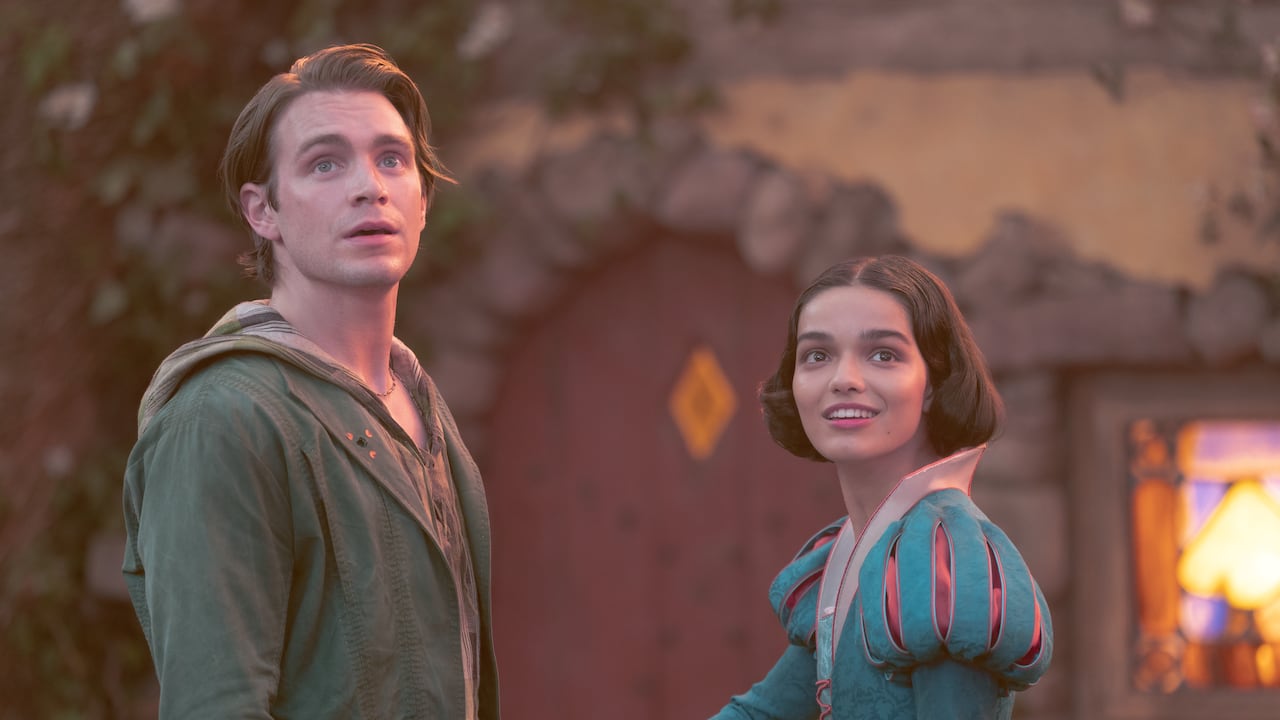 ¿Por qué Rachel Zegler, la nueva Blanca Nieves de raíces colombianas, se convirtió en la villana del cuento?