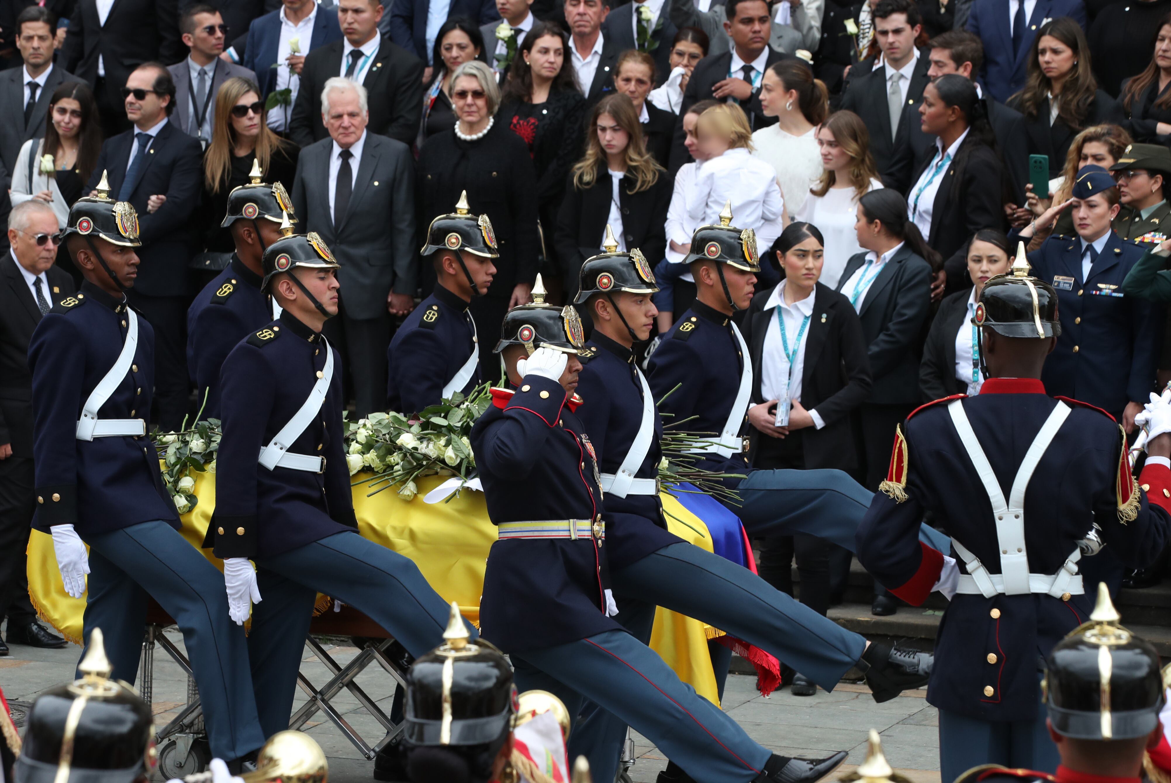 Funeral de Miguel Uribe Turbay, salida de la Catedral Primada