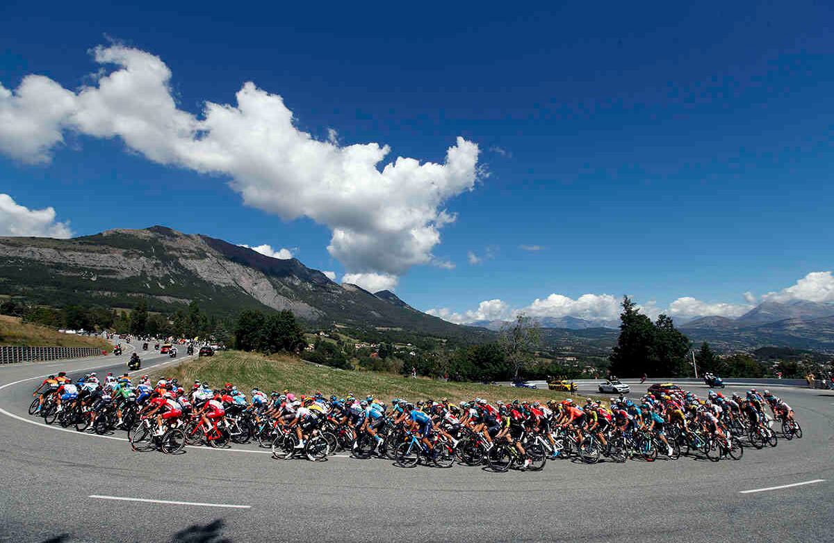 El pelotón corre durante la quinta etapa del Tour de Francia, a lo largo de 183 kilómetros con inicio en Gap y finalización en Privas, el 2 de septiembre de 2020. Foto: Christophe Ena / AP