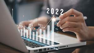 Empresario plan crecimiento empresarial y financiero, aumento de indicadores positivos en el año 2022 para aumentar el crecimiento empresarial y un aumento para el crecimiento empresarial "n