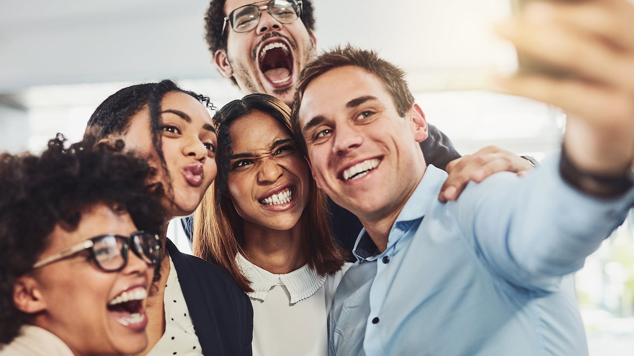Google Fotos es una herramienta útil para retocar selfies grupales.