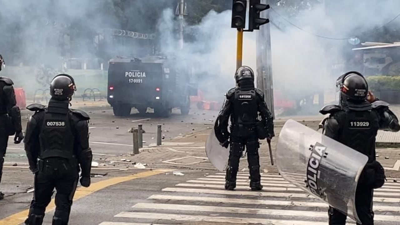 Se presentan disturbios en la Universidad Pedagógica. Encapuchados lanzan elementos contundentes a uniformados del Esmad.
